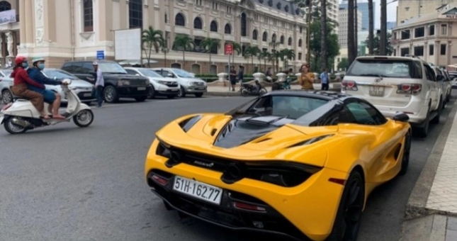 Siêu xe triệu đô bị CSGT Quận 1 tạm giữ vì nghi gắn biển giả